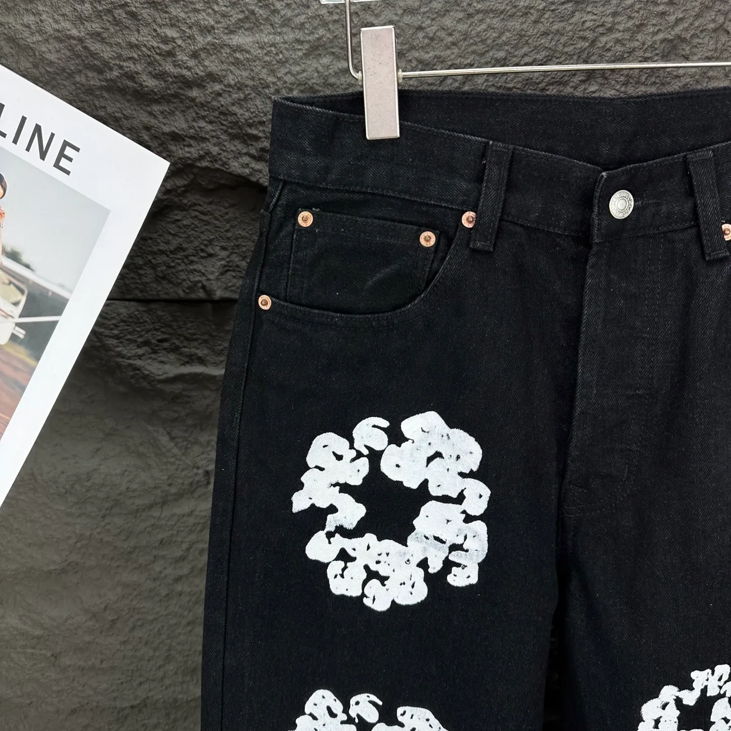 P230 Denim Tears 2025 new limited edition gem-inlaid kapok couples' washed jeans 🔥High version🔥High version🔥Top ceiling quality Styles with different washed textures are very friendly to people with thin legs and thick legs. The straight version is very flattering to the leg shape. Moderate length that never goes out of style, easy to match with casually, basic styling for various styles, a must-have in the wardrobe! The fabric is stiff but also makes the upper body soft without losing texture. The washing process is even more perfect. It is a must-have item for everyone! ! ! Washed wheat, hang tag, pants label, complete with three labels Color: black, blue, gray Size: 28, 30, 32, 34, 36 (five sizes)
